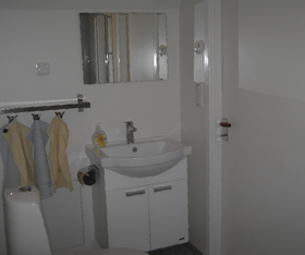 Gårdshuset badrum med dusch/ toalett och skötbord